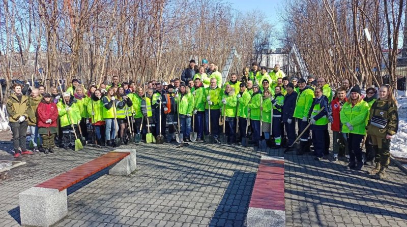 Мурманские портовики вышли на субботник Мурманские портовики вышли на субботник
