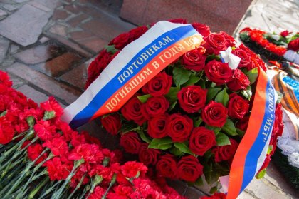 Погибших в годы Великой Отечественной войны портовиков почтили в Мурманске Погибших в годы Великой Отечественной войны портовиков почтили в Мурманске