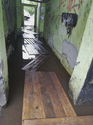 Тонет в озере дом на Халатина в Мурманске Тонет в озере дом на Халатина в Мурманске