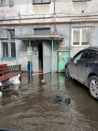 Тонет в озере дом на Халатина в Мурманске Тонет в озере дом на Халатина в Мурманске