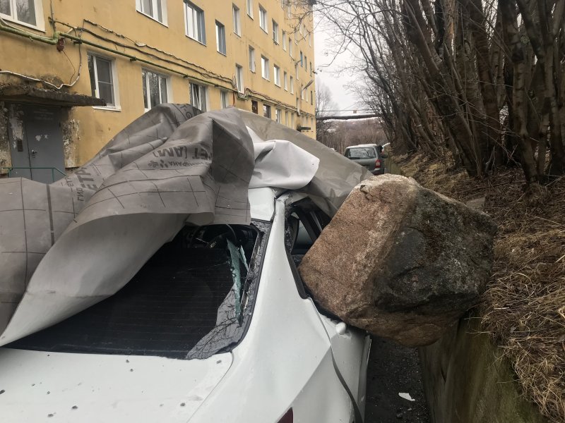 Булыжник изуродовал машину в Коле Булыжник изуродовал машину в Коле