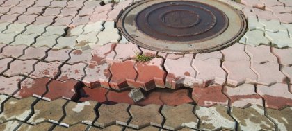 Тротуар уходит под землю в Заполярном
