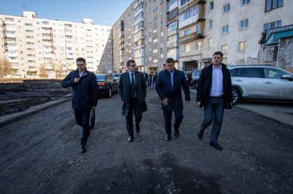 «Дизайн-проект, в рамках которого производится ремонт, был составлен на основе пожеланий жильцов. Сегодня с ними мы обсудили ещё раз некоторые нюансы по реконструкции этого двора», – отметил Игорь Морарь.