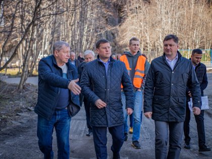 «После завершения ремонта здесь появится одна спортивная и две детские площадки, будут отремонтированы тротуары, пешеходные дорожки, а также проезжая часть на площади свыше 5600 квадратных метров», - сказал Юрий Сердечкин.