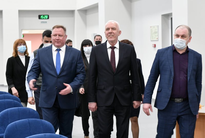 Полпред Президента РФ посетил лицей в Североморске и цеха «Латоны» Полпред Президента РФ посетил лицей в Североморске и цеха «Латоны»