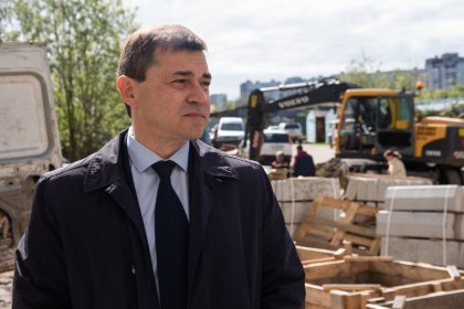  «В этом дворе жители каждый год высаживают цветы, в связи с чем они попросили максимально аккуратно отнестись к зеленым зонам во время благоустройства территории. В результате такого диалога двор получается таким, каким бы его хотели видеть сами жители», - рассказал Игорь Морарь.