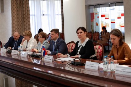 «Сформирован план совместных мероприятий с городом-побратимом Минском. Мы готовы проводить и оказывать содействие в проведении культурных, образовательных, деловых мероприятий», - рассказал глава администрации Мурманска Юрий Сердечкин. «Сформирован план совместных мероприятий с городом-побратимом Минском. Мы готовы проводить и оказывать содействие в проведении культурных, образовательных, деловых мероприятий», - рассказал глава администрации Мурманска Юрий Сердечкин.