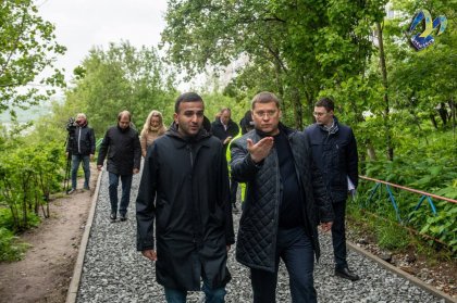 С наступлением дождливой погоды рабочие приостановили асфальтирование и проводят другие виды работ
