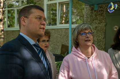 «В здании выполнена комплексная реконструкция инженерных сетей, отремонтирована кровля, установлен новый тепловой пункт. Это сможет повысить энергоэффективность», - рассказал Юрий Сердечкин. «В здании выполнена комплексная реконструкция инженерных сетей, отремонтирована кровля, установлен новый тепловой пункт. Это сможет повысить энергоэффективность», - рассказал Юрий Сердечкин.