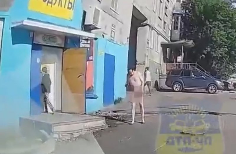 «Ню» по-мурмански: голый мужчина шокировал прохожих «Ню» по-мурмански: голый мужчина шокировал прохожих