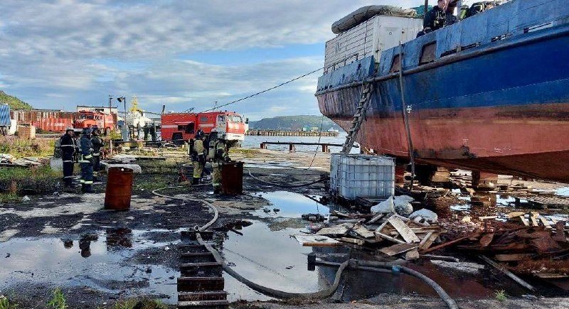 У мурманского причала загорелось судно У мурманского причала загорелось судно