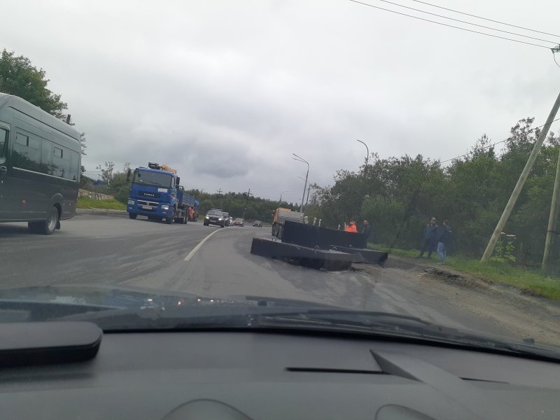 Бетонные плиты выпали с грузовика в Мурманске Бетонные плиты выпали с грузовика в Мурманске