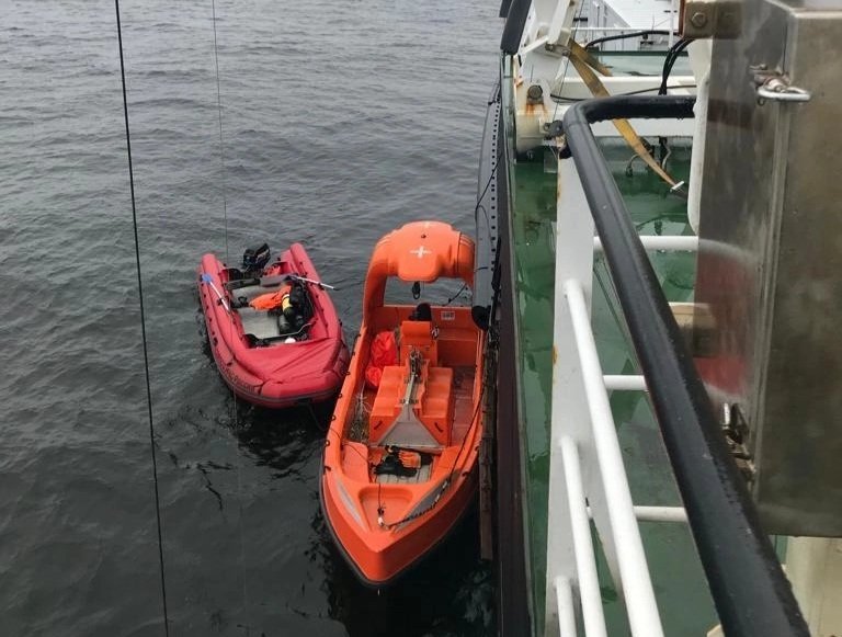 Упал за борт мужчина с промыслового судна в Баренцевом море