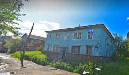 Провалилась в подвал из своей квартиры жительница Мурманска