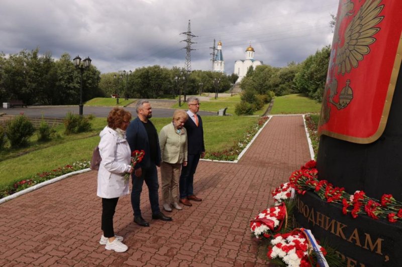 Мурманские депутаты почтили память погибших на «Курске» моряков Мурманские депутаты почтили память погибших на «Курске» моряков