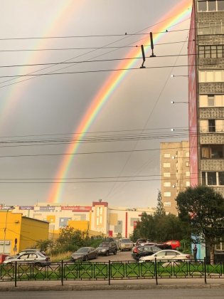 Сотни фотографий двойной радуги опубликовали мурманчане