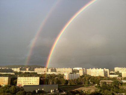 Сотни фотографий двойной радуги опубликовали мурманчане