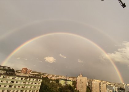 Сотни фотографий двойной радуги опубликовали мурманчане