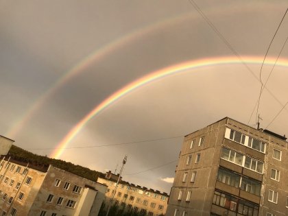 Сотни фотографий двойной радуги опубликовали мурманчане