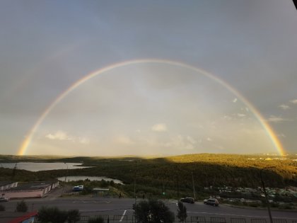 Сотни фотографий двойной радуги опубликовали мурманчане