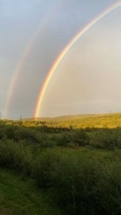 Сотни фотографий двойной радуги опубликовали мурманчане