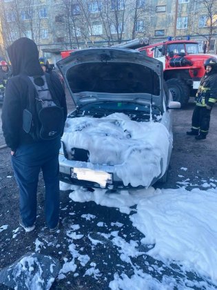 Не дали сгореть "Ауди" пожарные в Мурманске