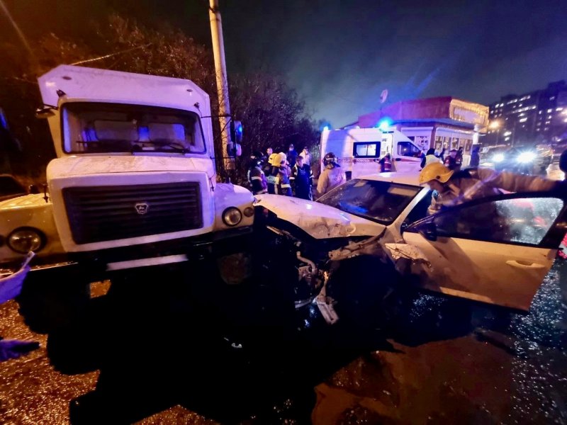 Врезалась в грузовик легковушка в Мурманске