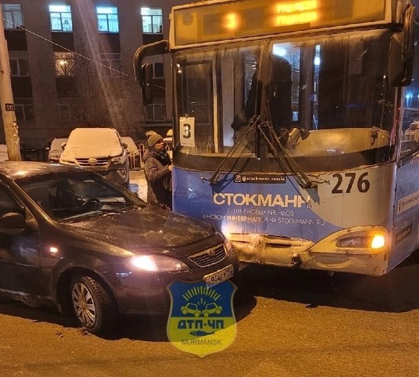 Троллеубйус въехал в легковушку в Мурманске Троллеубйус въехал в легковушку в Мурманске