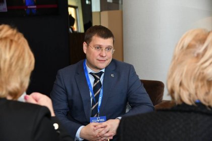 Юрий Сердечкин: «Развивается деловое сотрудничество с Минском, например, по вопросу обновления парка автобусов и троллейбусов «Электротранспорта» и по закупке дорожной техники для Управления дорожного хозяйства». Юрий Сердечкин: «Развивается деловое сотрудничество с Минском, например, по вопросу обновления парка автобусов и троллейбусов «Электротранспорта» и по закупке дорожной техники для Управления дорожного хозяйства».