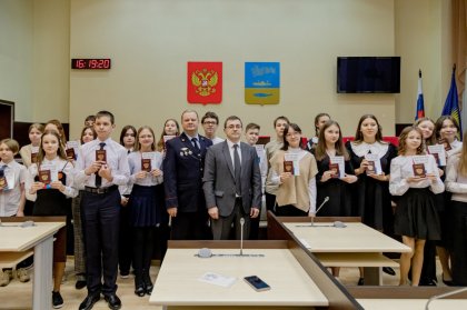Глава Мурманска отметил, что это настоящий шаг во взрослую жизнь, после чего молодые люди приобрели новые права и обязанности Глава Мурманска отметил, что это настоящий шаг во взрослую жизнь, после чего молодые люди приобрели новые права и обязанности