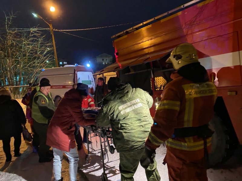 На "скорой" увезли пострадавшую при пожаре в Мурманске