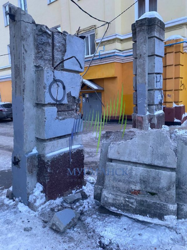 Грузовик разрушил бетонную арку в центре Мурманска Грузовик разрушил бетонную арку в центре Мурманска