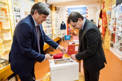 Игорь Морарь: «Спасибо за ваше всегда бережное и внимательное отношение к мурманчанам, ответственность и профессионализм. С праздником!». Игорь Морарь: «Спасибо за ваше всегда бережное и внимательное отношение к мурманчанам, ответственность и профессионализм. С праздником!».