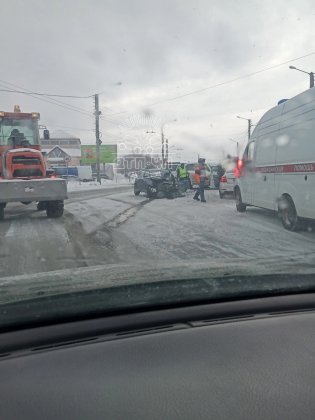 В больницу увезли троих пострадавших в аварии в Мурманске