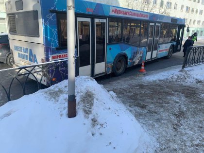 Автобус наехал на 9-летнюю девочку в Мурманске Автобус наехал на 9-летнюю девочку в Мурманске