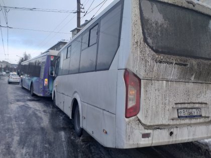 Автобусы «поцеловались» на остановке в Мурманске Автобусы «поцеловались» на остановке в Мурманске
