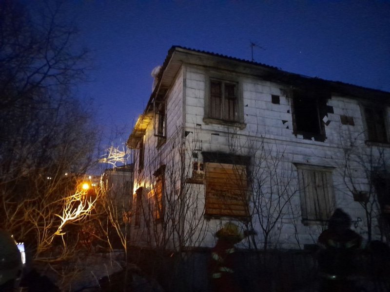 Горела двухэтажная "деревяшка" в Мурманске
