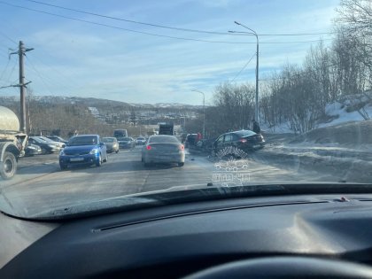 Пробка из-за серьезной аварии на съезде с «ленинградки» в Мурманске Пробка из-за серьезной аварии на съезде с «ленинградки» в Мурманске