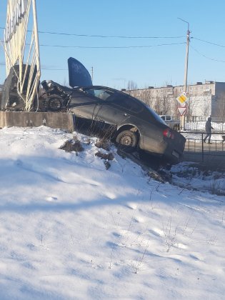 Атаковала стелу иномарка в Оленегорске Атаковала стелу иномарка в Оленегорске