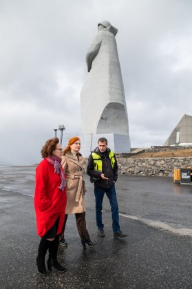 Ирина Ускова: «Добросовестное содержание мемориальных объектов в надлежащем состоянии показывает уважение и трепетное отношение мурманчан к подвигу героев». Ирина Ускова: «Добросовестное содержание мемориальных объектов в надлежащем состоянии показывает уважение и трепетное отношение мурманчан к подвигу героев».