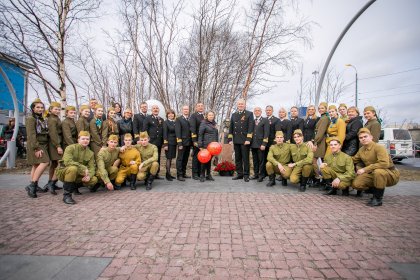 Случайный вальс станцевали на мурманском морвокзале ко Дню Победы Случайный вальс станцевали на мурманском морвокзале ко Дню Победы