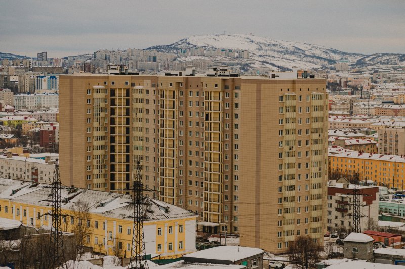 Школьники ходили по дороге на улице Туристов в Мурманске