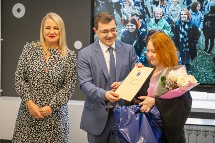Игорь Морарь вручил грамоты сотрудникам «Объединения молодежных центров» Мурманска Игорь Морарь вручил грамоты сотрудникам «Объединения молодежных центров» Мурманска