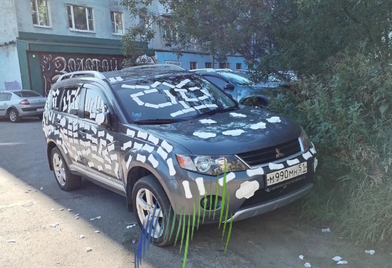 Месть мурманчанки: сотни прокладок «украсили» автомобиль обидчика Месть мурманчанки: сотни прокладок «украсили» автомобиль обидчика
