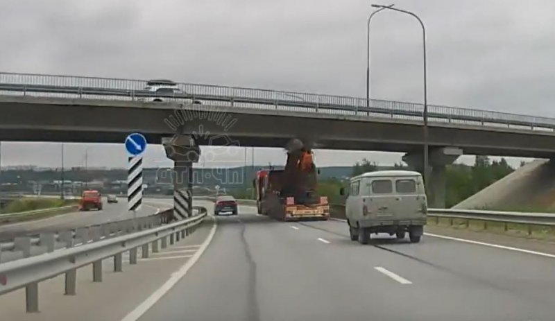 Кран врезался в мост в Мурманске Кран врезался в мост в Мурманске