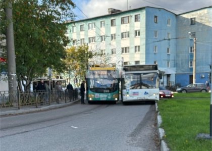 Троллейбус и автобус столкнулись у Больничного городка Троллейбус и автобус столкнулись у Больничного городка