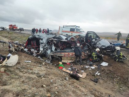 Автобус с туристами столкнулся с самосвалом - 4 погибших Автобус с туристами столкнулся с самосвалом - 4 погибших