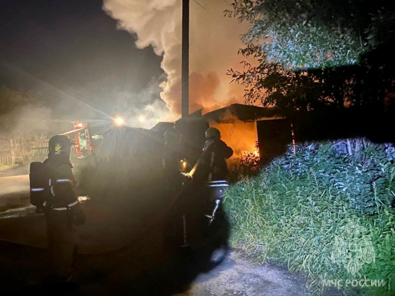 Гараж сгорел ночью на Радищева в Мурманске Гараж сгорел ночью на Радищева в Мурманске