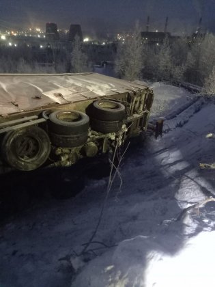 Три грузовика врезались под Кандалакшей, один - упал на теплотрассу в Апатитах