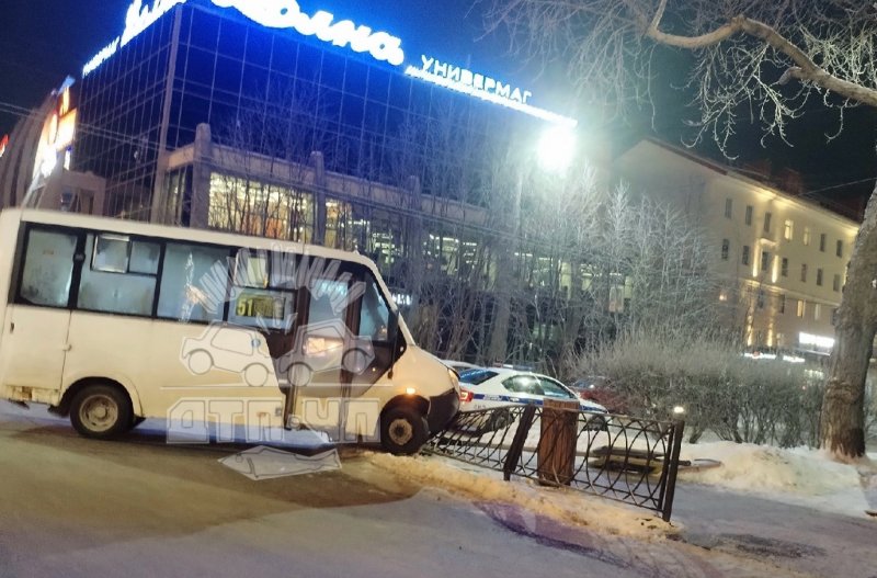 Маршрутка снесла забор на «Пяти углах» в Мурманске Маршрутка снесла забор на «Пяти углах» в Мурманске